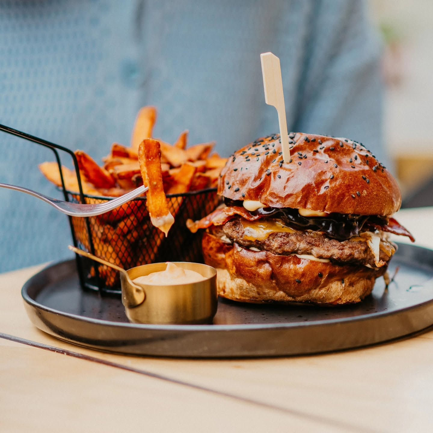 Burger a hranolky