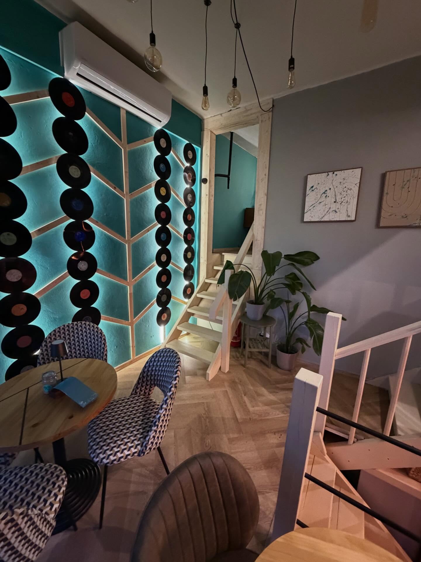 Interiér VINYL Caffe & Bistro so stenou z vinylových platní