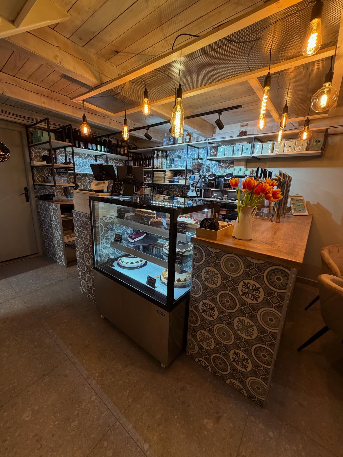 Bar a vitrína s dezertami